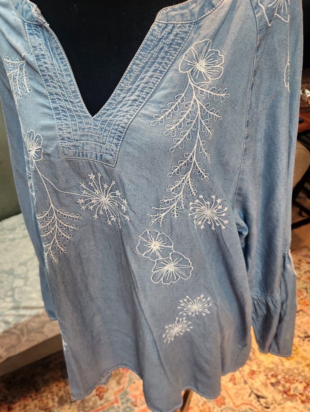 FDJ Blue Chambray Floral Embroidered V-Neck Peasant Top XL Slight Sparkles Boho - Picture 5 of 9